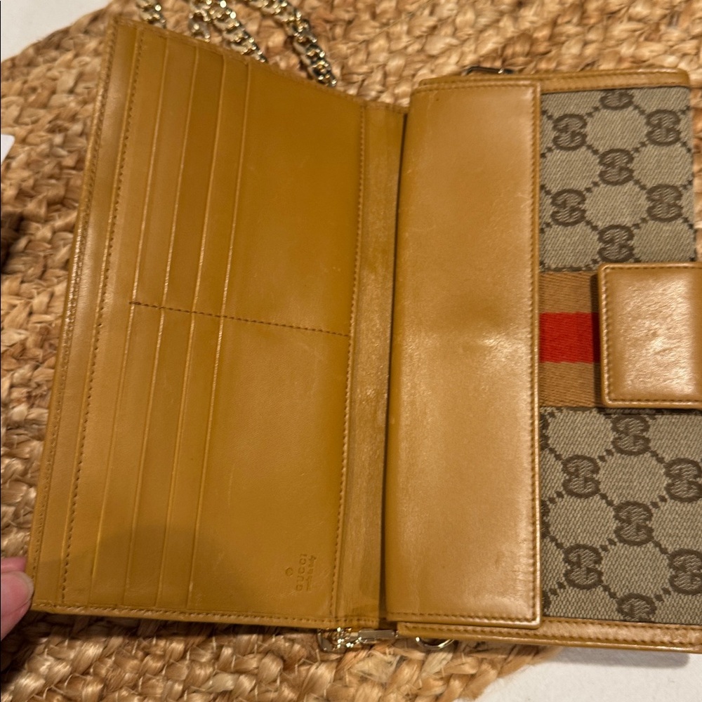 🔥 Gucci Large Continental bifold wallet on a chain.